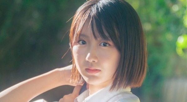 西川実花 白ソックスな紺色プリスカ制服画像