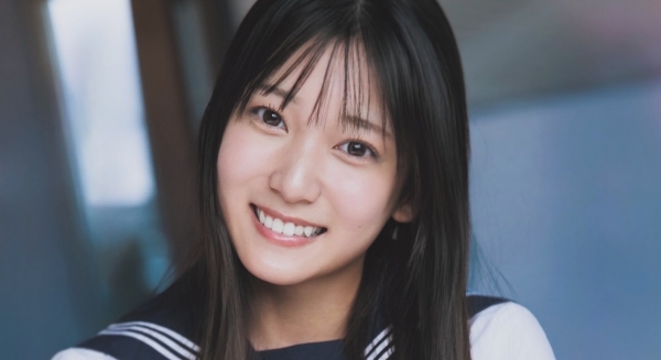 初美なのか 紺色ソックスなセーラー服画像