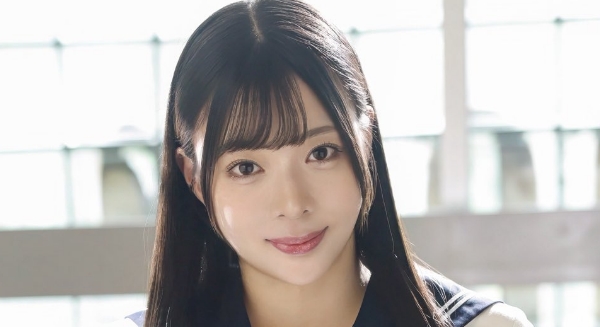 篠宮るい グリーンのスカーフの白セーラー服画像