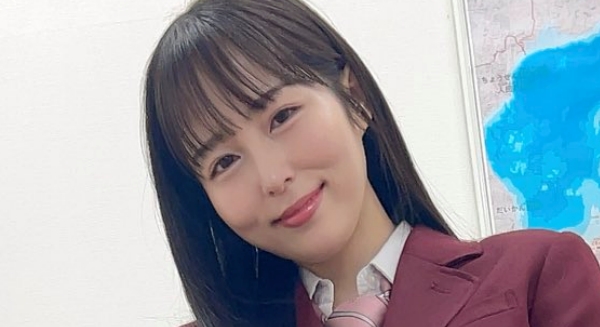 本城はな 紺色ハイソックスなブレザー制服画像