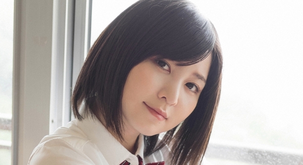 岩田華怜 紺色ハイソックスなプリスカ制服画像