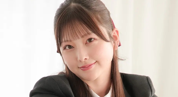 松本みいな 白ハイソックスなブレザー制服画像