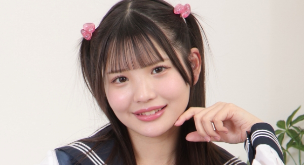 佐藤愛瑠 紺色ハイソックスなセーラー服画像