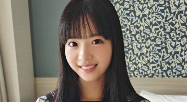 井上もも 紺色スカーフのセーラー服画像