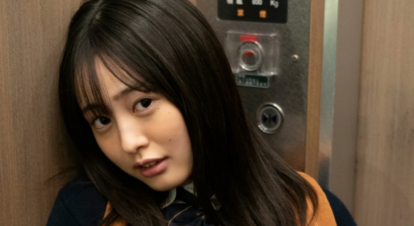 白濱美兎 ニットのセーターとプリスカの制服画像