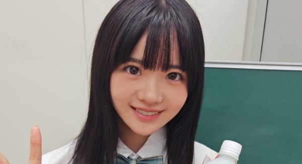 井上もも リボンとチェック柄プリスカの制服画像