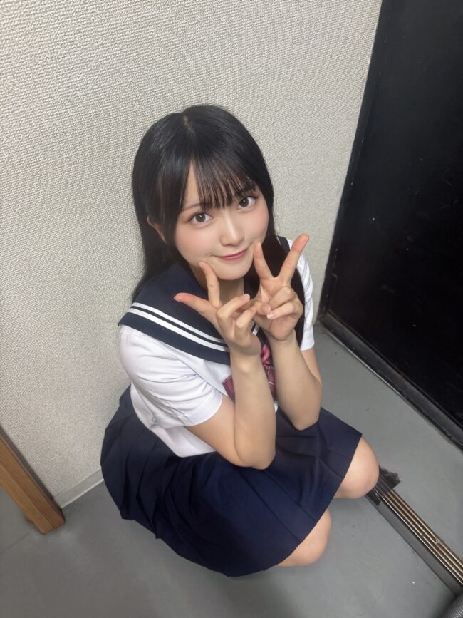 苺ひな 太ももチラリなセーラー服画像