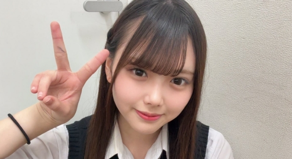 山田莉愛 白い太ももがチラリなプリスカ制服画像
