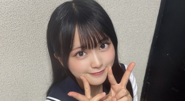 苺ひな 太ももチラリなセーラー服画像