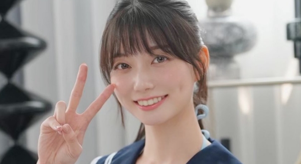瀬戸環奈 黒ハイソックスなセーラー服画像