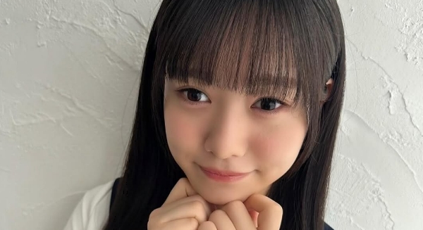 仲村悠菜 紺色スカーフの白セーラー服画像