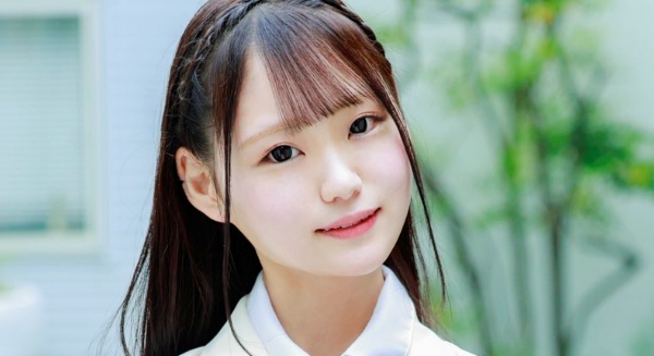 齋藤美鈴 白ニーハイなブレザー制服画像