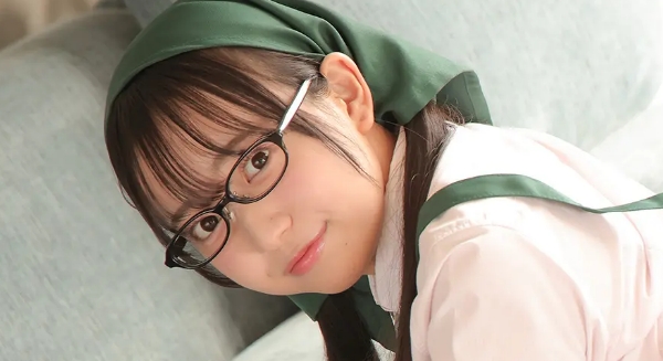 入間ゆい 黒メガネとエプロンのプリスカ制服画像