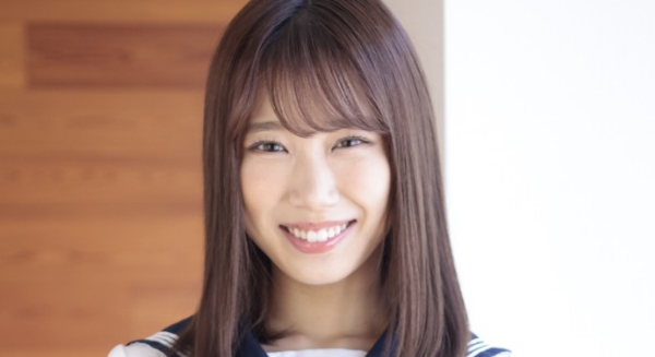 安達夕莉 紺色ソックスなセーラー服画像