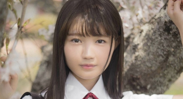 尾崎由香 赤いリボンタイとプリスカの制服画像