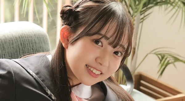 入間ゆい 黒ハイソックスなセーラーブレザー制服画像