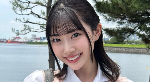 小浜桃奈 桃色ベストなチェック柄プリスカ制服画像