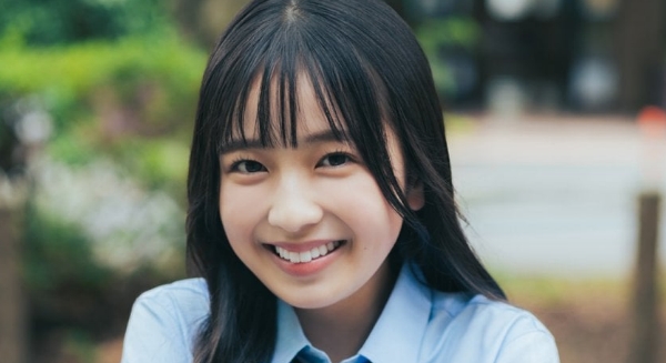 齋藤心春 ブルーのシャツとグレイのプリスカ制服画像