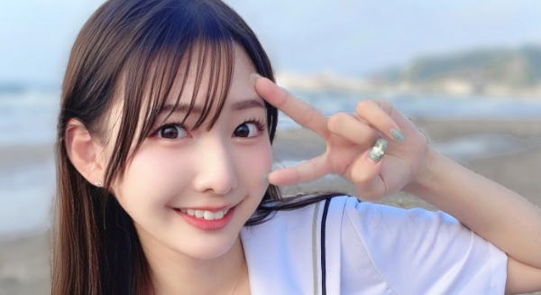 花守雛 紺色スカーフのセーラー服画像
