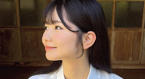 純白彩永 ネクタイとプリスカの制服画像