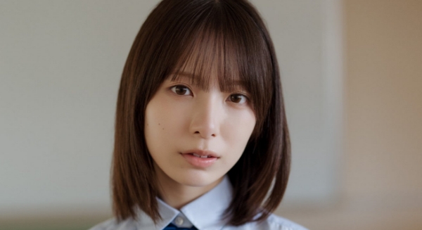 渡辺莉奈 青いリボンのチェック柄プリスカ制服画像2