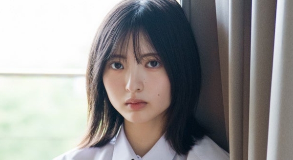 山田桃実 素足にチェック柄プリスカの制服画像