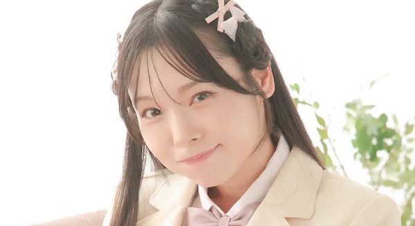 仲村まひろ 白ハイソックスなブレザー制服画像