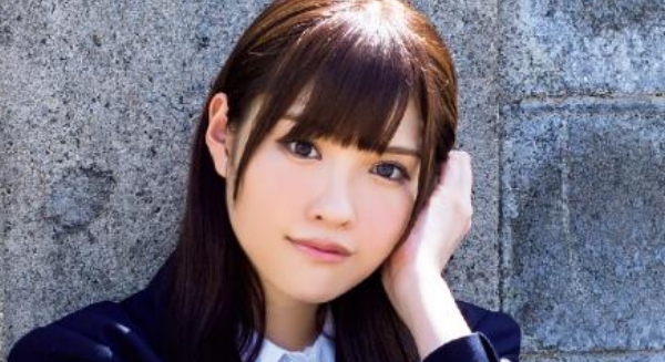 橋本ありな 白ハイソックスなブレザー制服画像