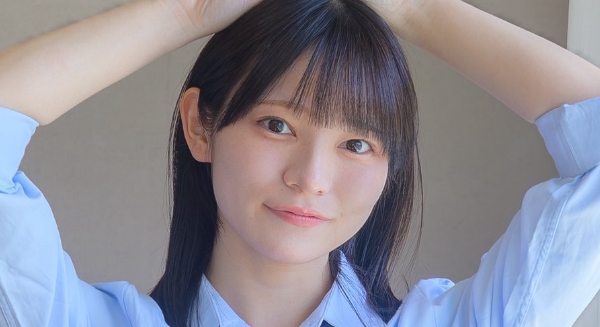 梅山涼 紺色ハイソックスなプリスカ制服画像2