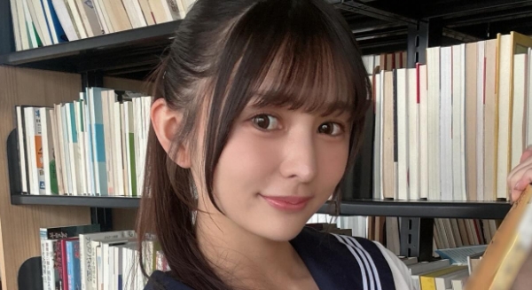 幸村泉希 赤いスカーフのセーラー服画像