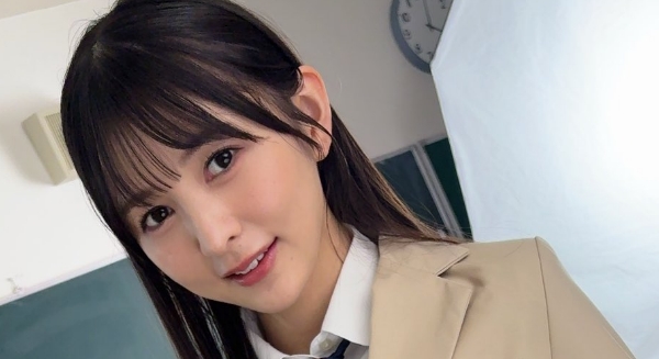 幸村泉希 紺色ソックスなブレザー制服画像