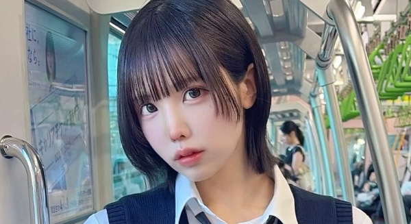 笹木里緒菜 黒ニーハイなプリスカ制服画像