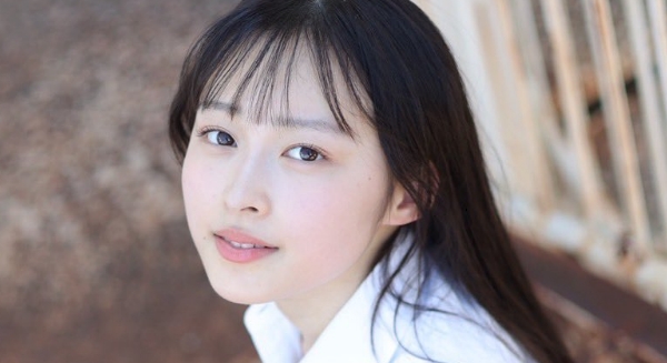 榎本彩乃 紺色ソックスなプリスカ制服画像
